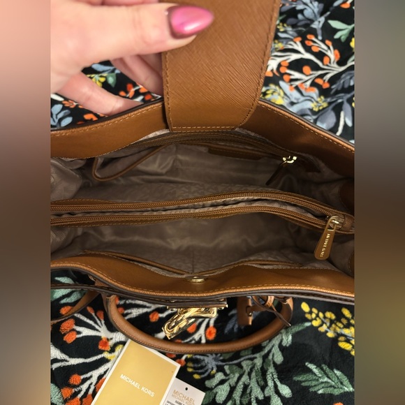 Michael Kors Tan Large Leather Purse - Picture 3 of 12